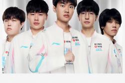 雷速体育电脑版官网下载-关于LPL惊险逆转取胜，粉丝狂欢不已的信息