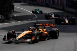 雷速体育下载-威廉姆斯横扫红牛车队，佩雷兹带队取胜