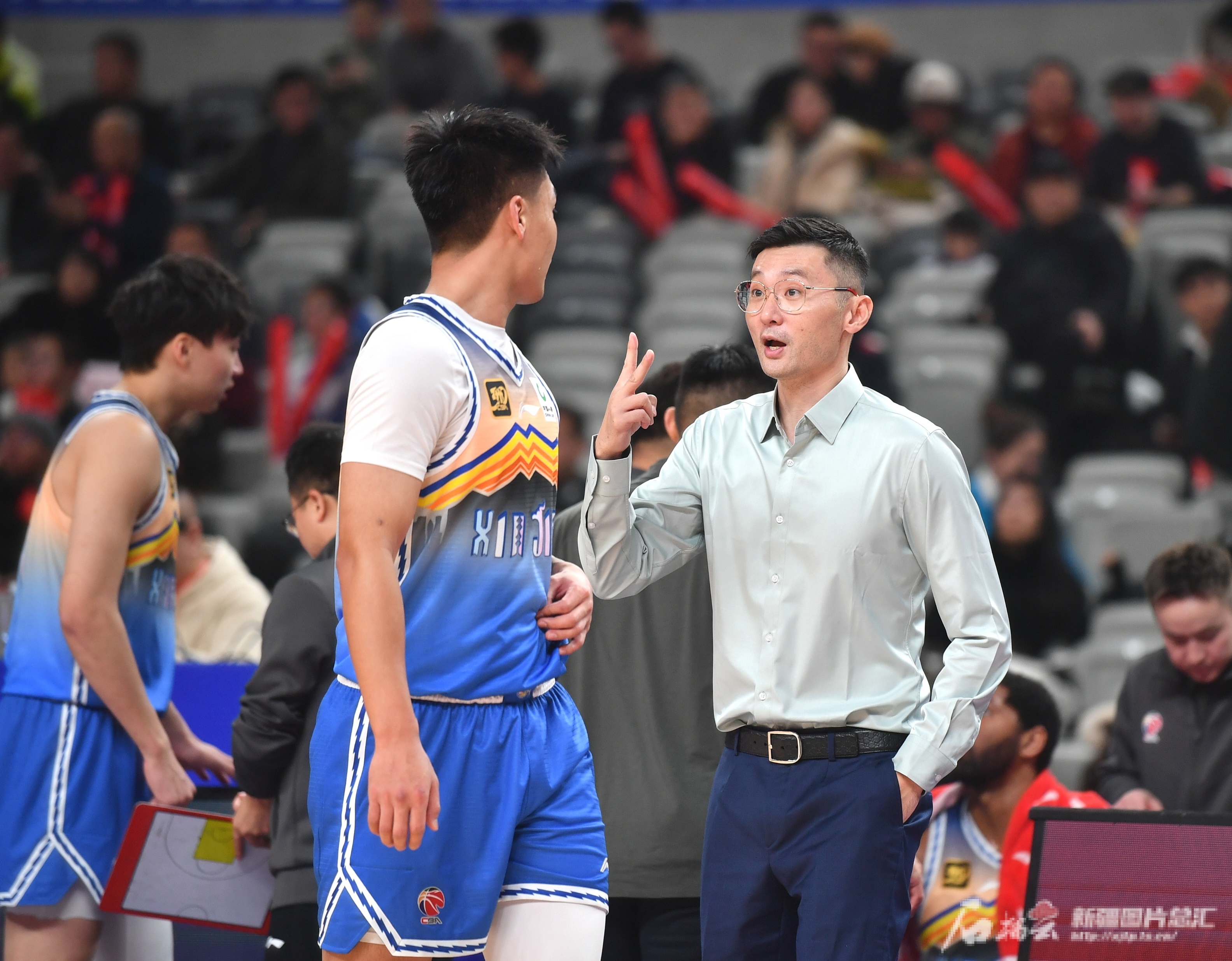 新疆男篮迎来连胜，全队表现出色，冲击季后赛名额