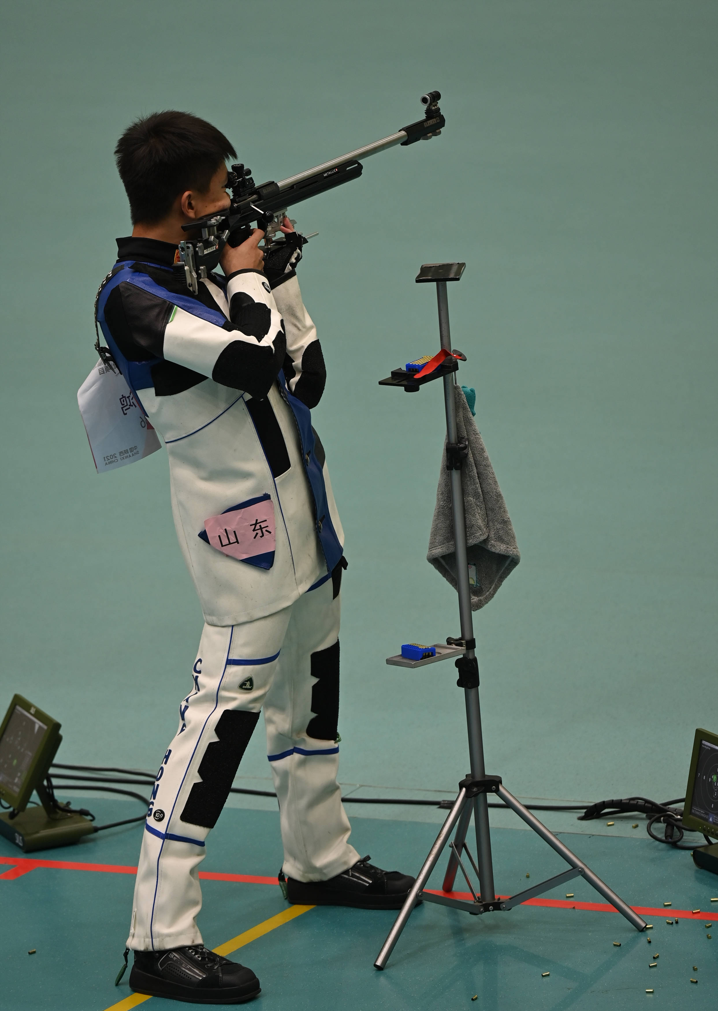 包含射击项目竞争极为激烈，英国选手夺冠乐开花的词条