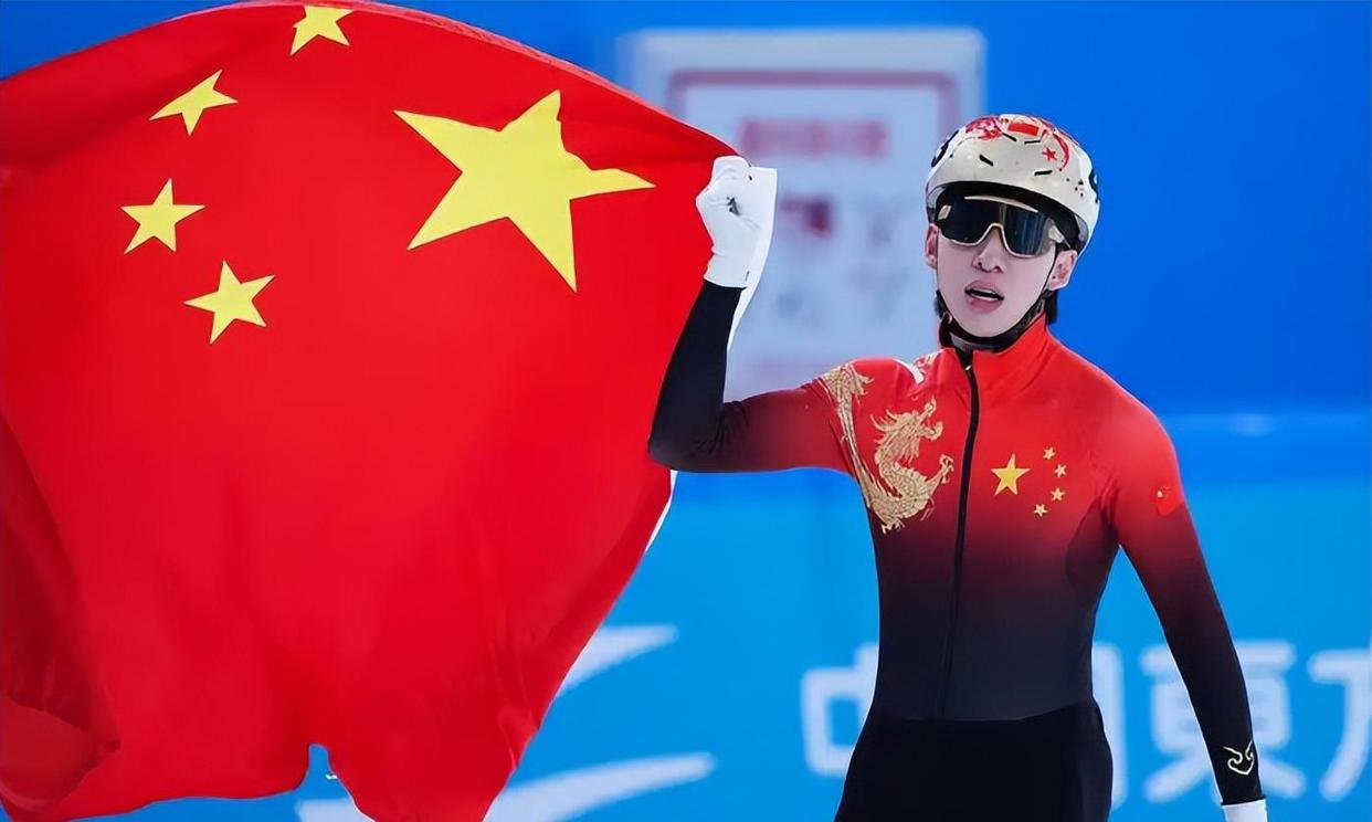 韩国击剑选手勇夺金牌，队员欢呼不止的简单介绍