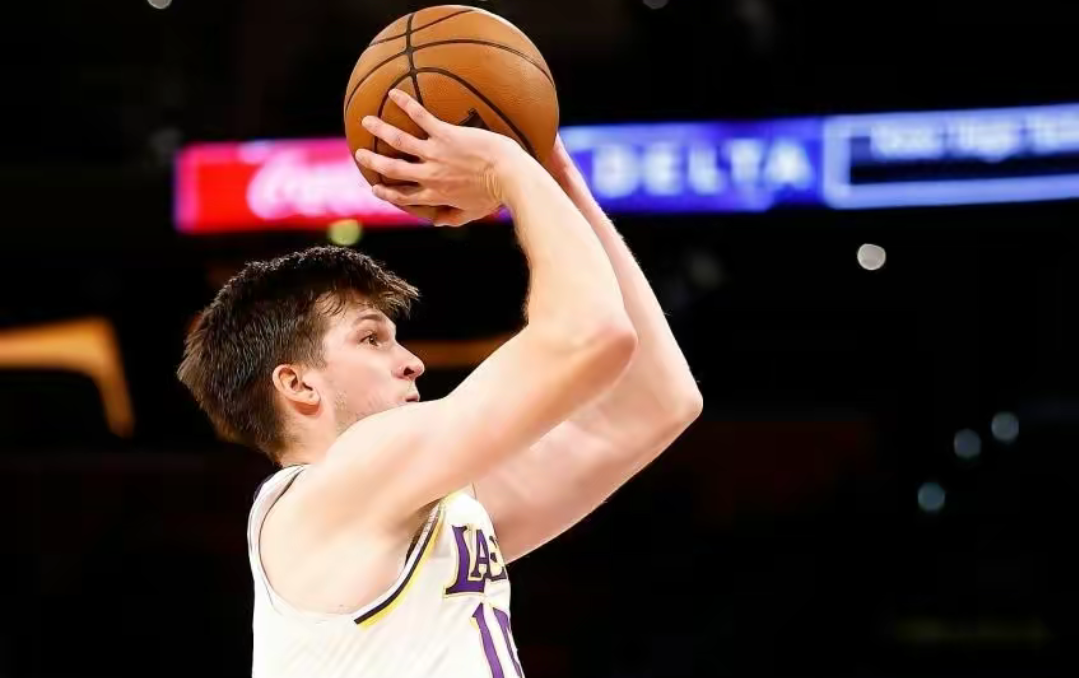 佩尔图亚门将表现出色，扑救多次保住胜利