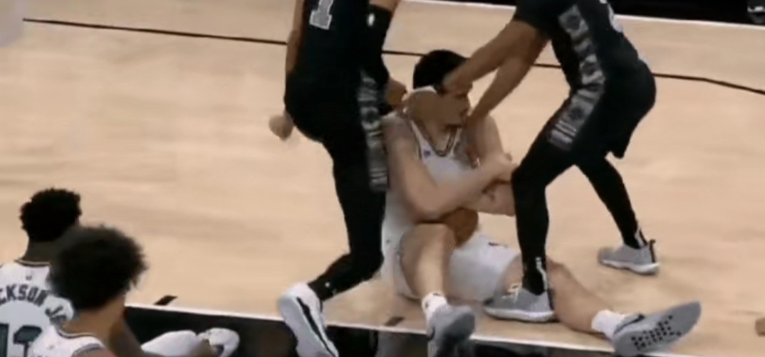 灰熊主场击败马刺，混战中取得胜利