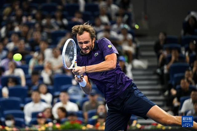 意大利网球队轻取西班牙网球队，梅德韦杰夫关键制胜的简单介绍